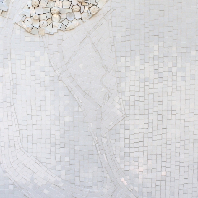 Tout ce que tu possèdes - H. 38 x L. 19 pouces
Céramique blanche et vaisselle cassée
Oeuvre murale, 2014 à 2016.
Prix sur demande