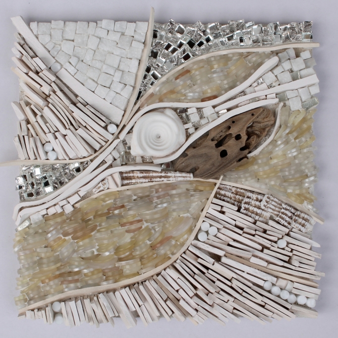 Souffles - 2015. 19cm x 19cm. Hand made porcelain, wood, sea shells, buttons, marble, glass, mirror. Vendu.