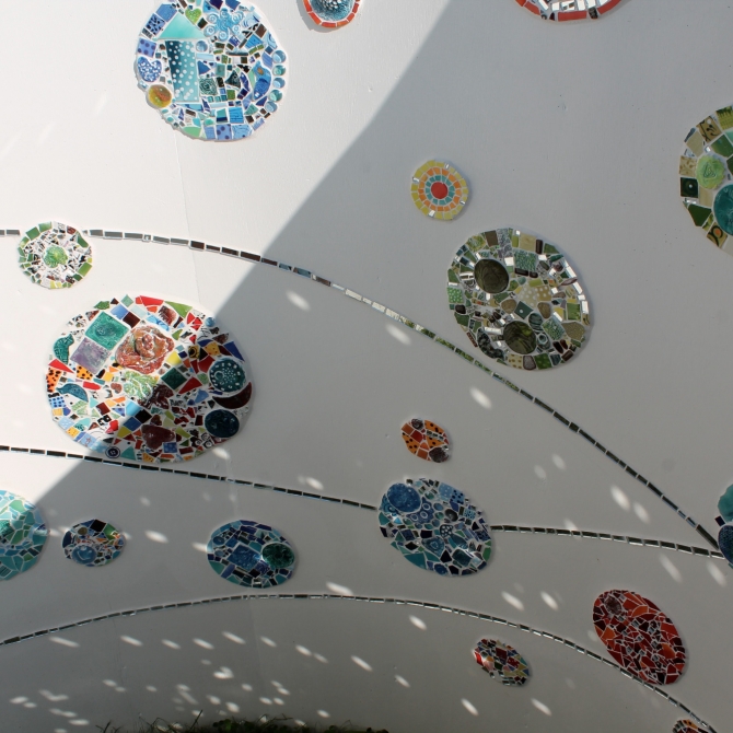 A living bubble - 2015. This is a 6 weeks project with the students of Saint-charles-de-Grondines school, in Grondines, Qc. The childrens made themselves little porcelain tiles and integrated them in mosaic circles during art classes. Theses circles have been installed in a circular wooden structure, a small living space. This installation was during summer and fall 2015 at the end of the Sentier de la Fabrique, near the sea shore of the St-Lawrence river, in Grondines. In collaboration with Mathieu Bergeron.