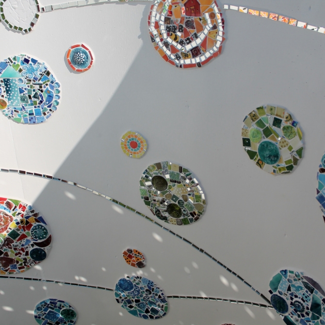 A Living bubble - 2015. This is a 6 weeks project with the students of Saint-charles-de-Grondines school, in Grondines, Qc. The childrens made themselves little porcelain tiles and integrated them in mosaic circles during art classes. Theses circles have been installed in a circular wooden structure, a small living space. This installation was during summer and fall 2015 at the end of the Sentier de la Fabrique, near the sea shore of the St-Lawrence river, in Grondines. In collaboration with Mathieu Bergeron.